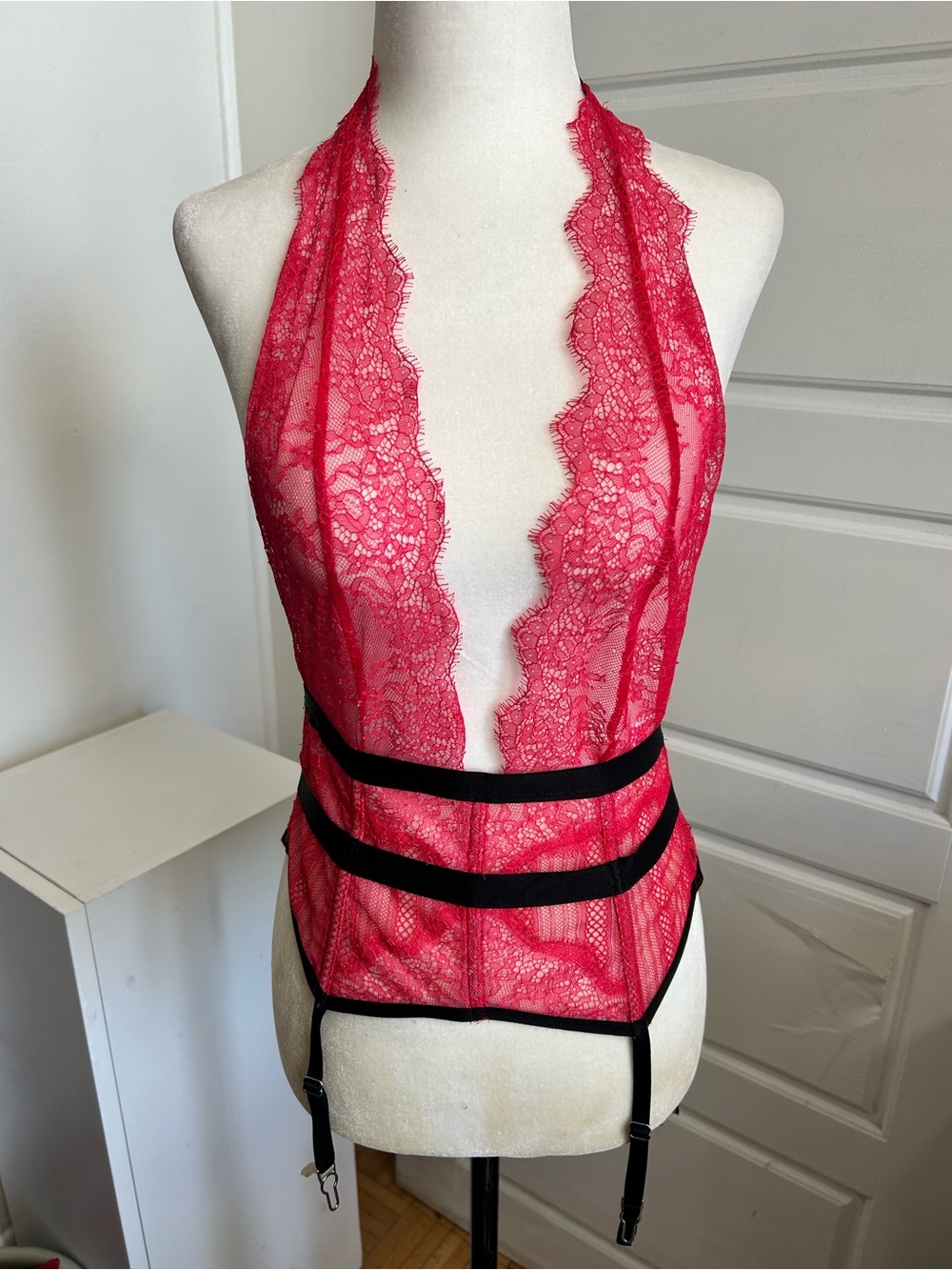 Victoria’s Secret Red Lace Halter Garter Bustier S/P Very Good Condition